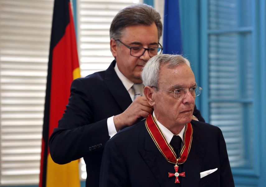 Eusebio Leal Spengler (d), historiador cubano, recibe la Gran Cruz Federal al mérito, en la categoría de Comendador, de parte del embajador de Alemania en La Habana Thomas Karl Neisinger (i) el viernes 17 de noviembre de 2017, en La Habana, Cuba.