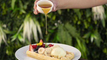 Belgian waffle del menú del brunch de Joia Beach.