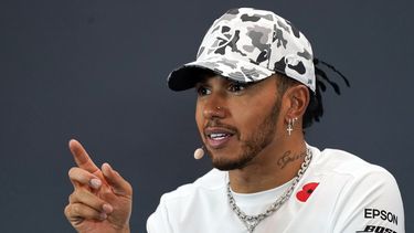En esta foto del 3 de noviembre de 2019, el piloto británico Lewis Hamilton habla en una conferencia de prensa luego del Gran Premio de EEUU. 