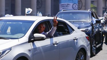El presidente electo Alberto Fern&aacute;ndez&nbsp;hace un gesto&nbsp;de victoria mientras conduce hacia el Congreso para prestar juramento en Buenos Aires, Argentina, el martes 10 de diciembre de 2019.