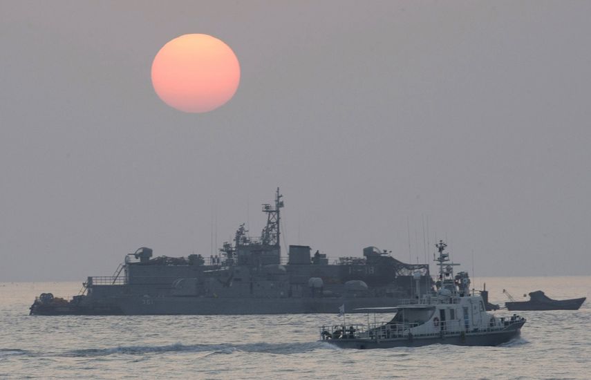 En esta imagen de archivo, tomada el 22 de diciembre de 2010, un barco del gobierno navega junto a una base naval flotante surcoreana al amanecer, cerca de la isla de Yeonpyeong, en Corea del Sur.&nbsp;