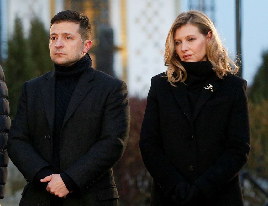 El presidente de Ucrania Volodymyr Zelenskiy y su esposa Olena en un homenaje a las v&iacute;ctimas de la Gran Hambruna en Kiev. Olena Zelenska, dijo el viernes 11 de junio de 2020 que tiene COVID-19 y est&aacute; aislada.&nbsp;