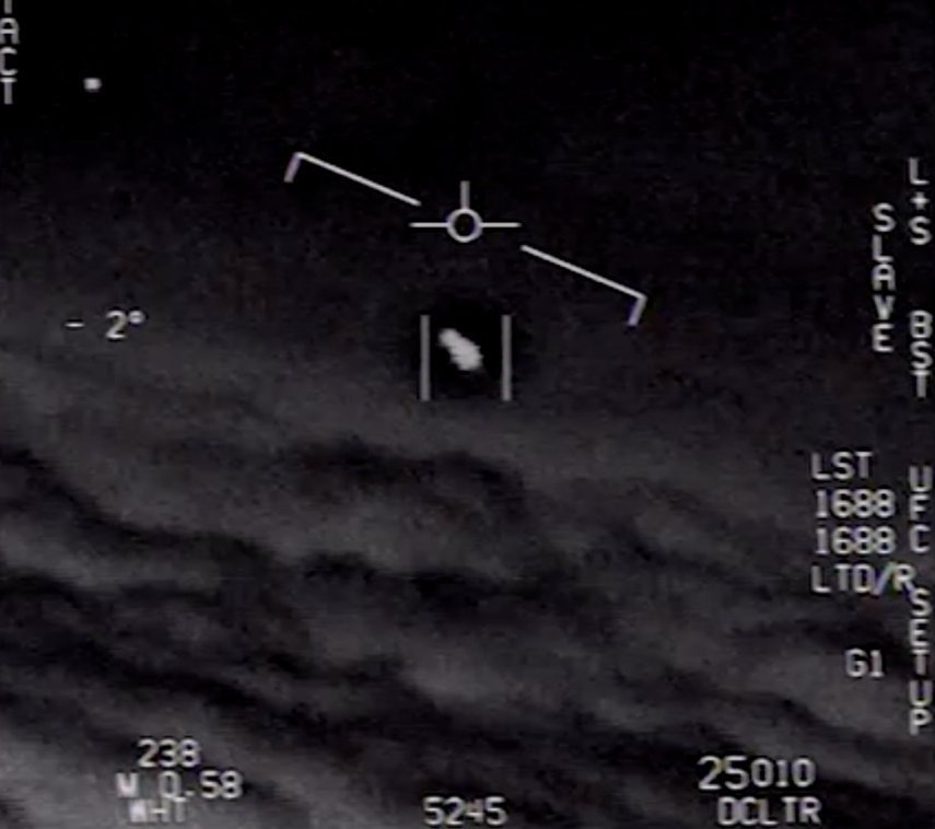 Captura de pantalla de un video oficial de la Marina de EEUU de un encuentro con un UAP en 2015, tomado a bordo de un avión de combate de la Marina desde el portaaviones nuclear USS Theodore Roosevelt, frente a la costa este, cerca de la costa de Florida.