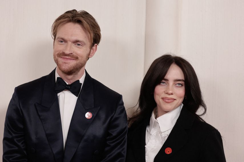 Finneas OConnell y la cantautora Billie Eilish usan un pin que dice Artists4Ceasefire, pidiendo una reducción de las tensiones y un alto el fuego en Gaza e Israel mientras asisten a la 96ª edición anual de los Premios de la Academia en el Dolby Theatre de Hollywood, California, el 10 de marzo de 2024.