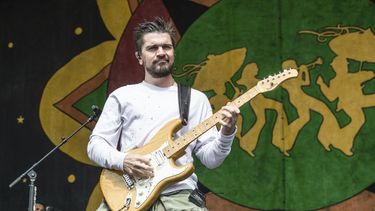 En esta foto del 5 de mayo del 2018, Juanes toca en el Festival de Jazz y Herencia de Nueva Orleans, en Nueva Orleans. Billboard ubicó a la canción A Dios le Pido como la número uno entre las mejores canciones latinas.   