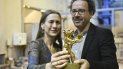 En esta foto de archivo tomada el 21 de enero de 2020, la directora gerente del festival de cine Berlinale Mariette Rissenbeek y el director artístico del festival de cine Berlinale Carlo Chatrian posan con un trofeo dorado Berlinale Bear en la fundición Noack de Berlín. En esta foto de archivo tomada el 21 de enero de 2020, la directora gerente del festival de cine Berlinale Mariette Rissenbeek y el director artístico del festival de cine Berlinale Carlo Chatrian posan con un trofeo dorado Berlinale Bear en la fundición Noack de Berlín.