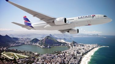 Un avi&oacute;n de la compa&ntilde;&iacute;a Latam segundos despu&eacute;s del despegue.