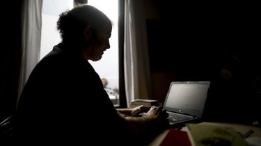 El escritor argentino Santiago Llach, organizado del Mundial de Escritura, posa en su casa en Buenos Aires el lunes 12 de octubre de 2020. Argentina comenzará el 26 de octubre la tercera edición del campeonato, que surgió durante la pandemia del coronavirus.