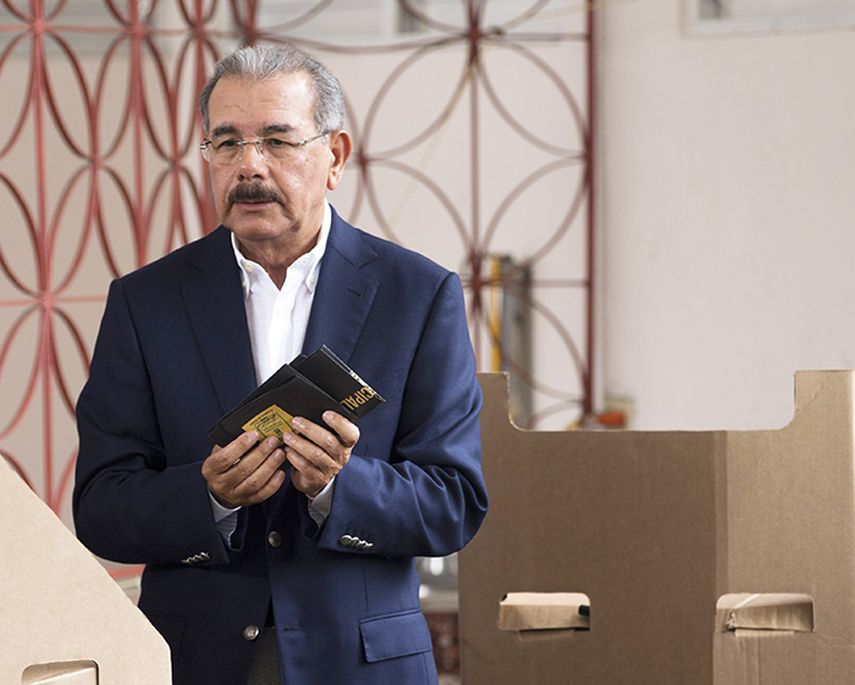 El actual presidente dominicano y candidato a la reelección por el Partido de la Liberación Dominicana (PLD), Danilo Medina, vota en Santo Domingo (EFE)