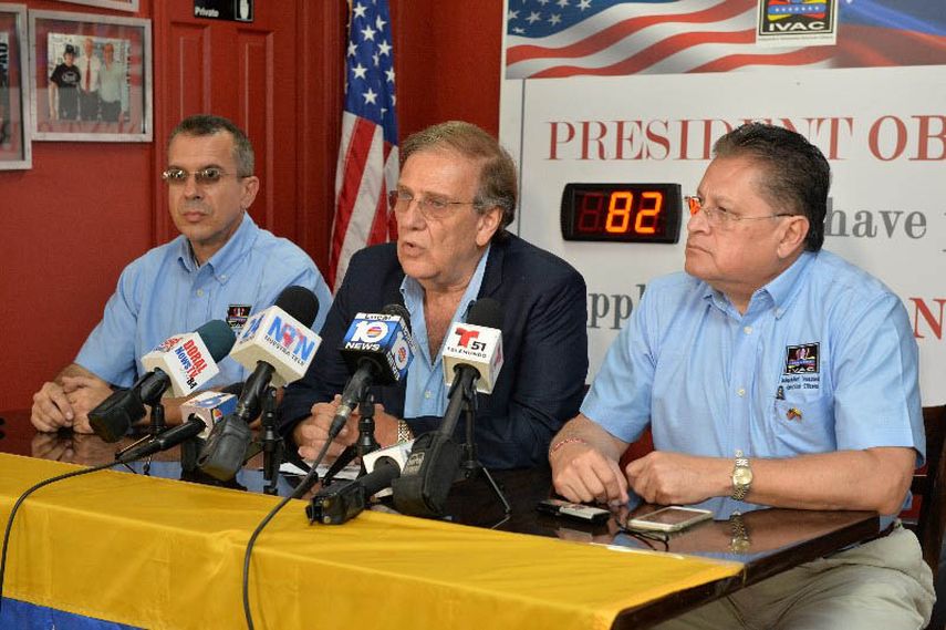 Ernesto Ackerman, en el centro, en declaraciones en la ciudad de Doral.&nbsp;