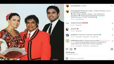 Juan Gabriel junto a su hijo Iván Aguilera y nuera Simona Florentina Aguilera.