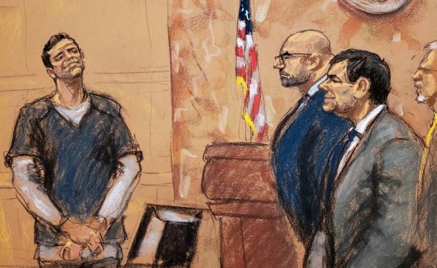 Reproducción fotográfica de un dibujo realizado por la artista Jane Rosenberg donde aparecen Vicente Zambada Nieblas (izq.), uno de los testigos principales en el juicio por narcotráfico contra Joaquín El Chapo Guzmán (2do der.), el&nbsp;&nbsp;3 de enero de 2019, en el tribunal del Distrito Sur en Brooklyn, Nueva York.