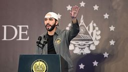 El presidente salvadoreño Nayib Bukele ofrece una conferencia de prensa en un hotel en San Salvador, el 28 de febrero de 2021.&nbsp;