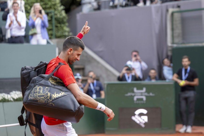 El serbio Novak Djokovic abandona la cancha tras perder la semifinal del Abierto de Ginebra ante el checo Tomas Machac, el viernes 24 de mayo del 2024.