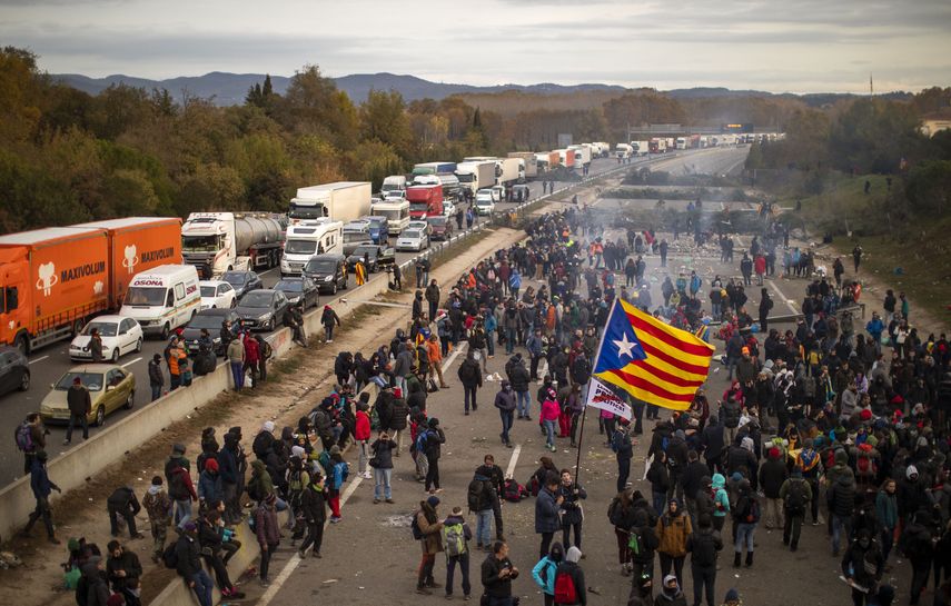Manifestantes proindependencia de Cata&ntilde;u&ntilde;a pasan la noche en una barricada en una autov&iacute;a en cerca de Girona, en el noreste de Espa&ntilde;a, el 13 de noviembre de 2019.&nbsp;