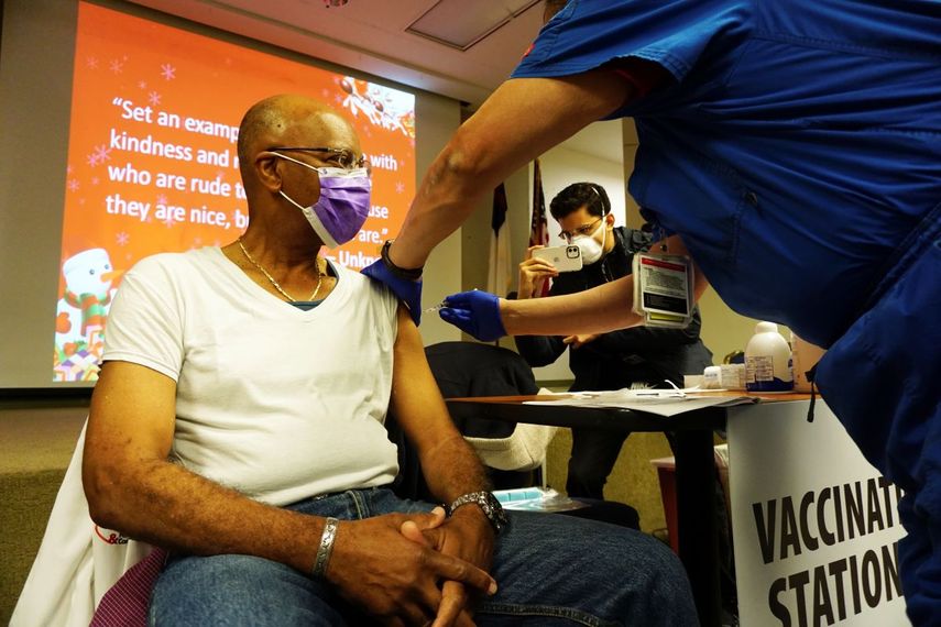 El cardiólogo Farley Neasman recibe la vacuna de Pfizer-BioNTech contra el COVID-19 en el Centro Médico Valley Baptist, el viernes 18 de diciembre de 2020, en Harlingen, Texas.&nbsp;