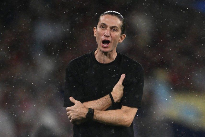 El entrenador del Flamengo, Filipe Luis, hace un gesto durante el partido de vuelta de la final de la Recopa Sudamericana entre el Flamengo de Brasil y el Lanús de Argentina en el Estadio Maracaná de Río de Janeiro, Brasil, el 26 de febrero de 2026.&nbsp;