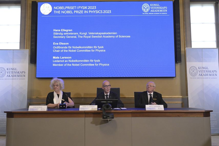 El secretario permanente de la Real Academia Sueca de las Ciencias, Hans Ellegren, en el centro, junto a los académicos Eva Olsson, a la derecha, y Mats Larsson, anuncian el ganador del Nobel de Física en la Real Academia de las Ciencias en Estocolmo, el martes 3 de octubre de 2023.&nbsp;