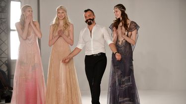 El diseñador de moda francés Julien Fournie posa con modelos después de la presentación de su colección Primavera-Verano 2023-2024 de Alta Costura durante la Semana de la Moda de París el 24 de enero de 2023.