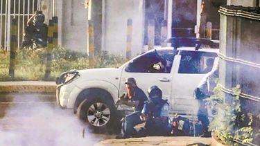 Una captura de pantalla muestra a supuestos paramilitares luego de obtener municiones en un hospital militar.