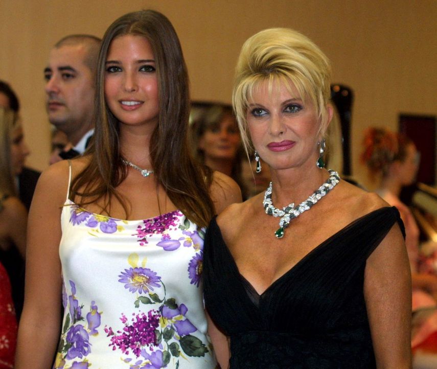 La primera esposa del expresidente Donald Trump, Ivana Trump, vestida de negro y acompañada de su hija Ivanka Trump. Foto Archivo de agosto de 2001.