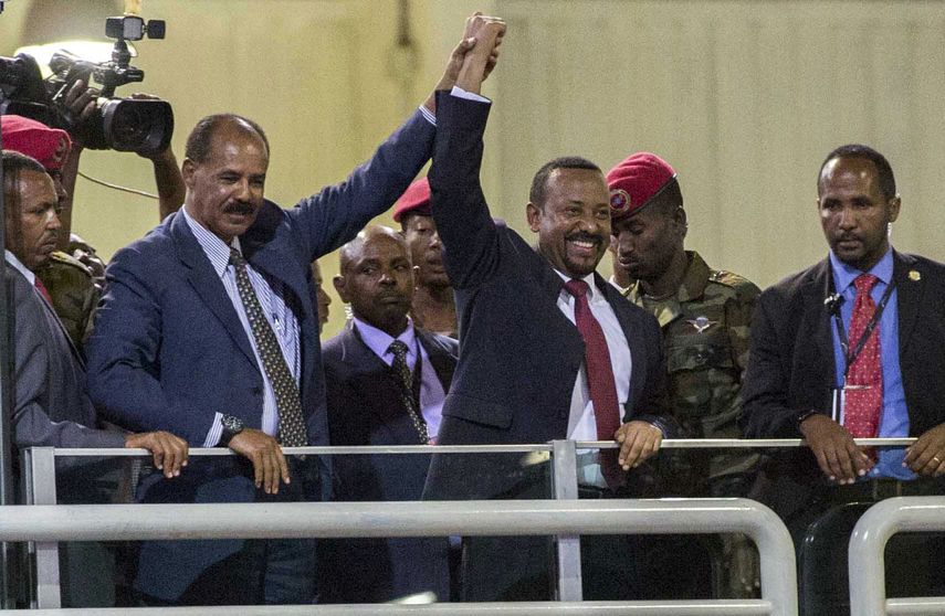 En esta fotograf&iacute;a de archivo del domingo 15 de julio de 2018, el presidente eritreo Isaias Afwerki, segundo de izquierda a derecha, y el premier et&iacute;ope Abiy Ahmed, al centro, sostienen las manos en alto ante una multitud en Adis Abeba, Etiop&iacute;a. A Ahmed le fue otorgado el premio Nobel de la Paz el viernes 11 de octubre de 2019.&nbsp;