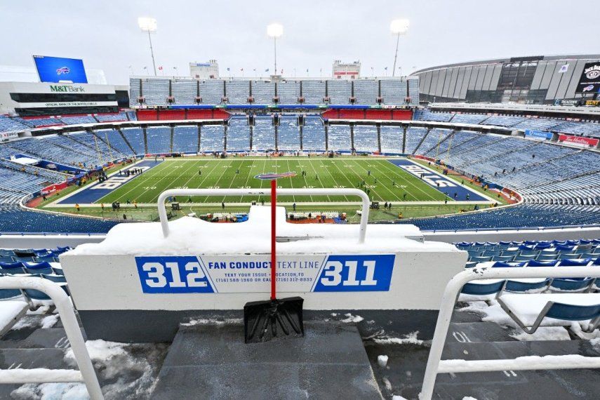 Una pala quitanieves antes del partido entre los New York Jets y los Buffalo Bills en el Highmark Stadium el 4 de enero de 2026 en Orchard Park, Nueva York.&nbsp;
