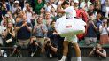 El suizo Roger Federer abandona la cancha después de perder ante el polaco Hubert Hurkacz durante su partido de cuartos de final masculino en el noveno día del Campeonato de Wimbledon 
