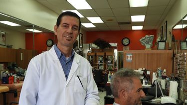 Leonardo Basario es dueño del salón de belleza Sensation Beauty Salon.