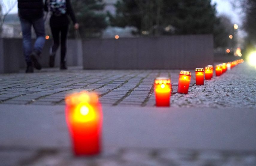 Se colocan velas en el Monumento a los jud&iacute;os asesinados de Europa para conmemorar el 75 aniversario de la liberaci&oacute;n del campo de concentraci&oacute;n por el Ej&eacute;rcito Rojo.