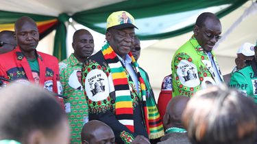 El Presidente de Zimbabue Emmerson Mnangagwa&nbsp; minutos antes de la explosión.&nbsp;