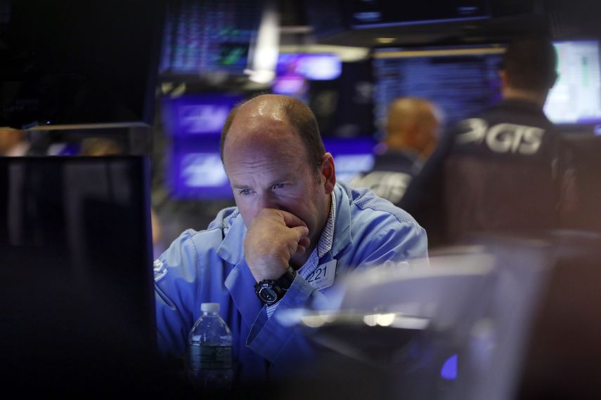 Un inversionista analiza los último movimientos de la Bolsa en Nueva York.