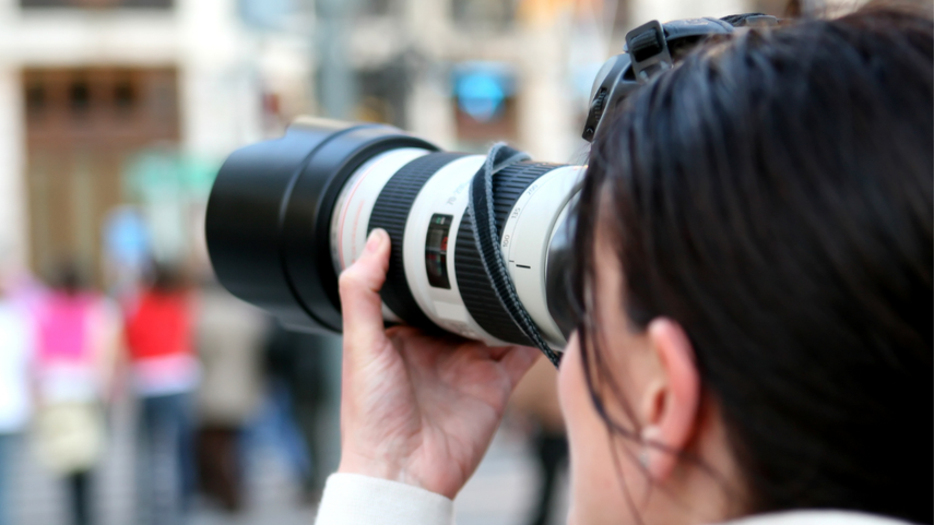 Periodista realiza fotografías