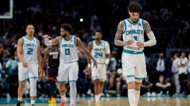Grant Williams #2, Miles Bridges #0, Brandon Miller #24 y LaMelo Ball #1 de los Charlotte Hornets observan durante la segunda mitad del partido contra los Miami Heat en el Spectrum Center el 14 de abril de 2026 en Charlotte, Carolina del Norte.&nbsp;