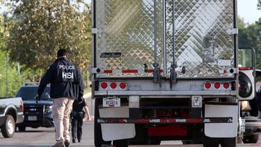 Tres mujeres y 14 hombres, todos adultos, fueron rescatados dentro de un camión en Texas.