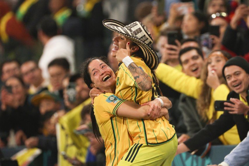 Las colombianas Diana Ospina (izquierda) y Carolina Arias celebran la victoria 1-0 ante Jamaica para avanzar a los cuartos de final del Mundial femenino, el martes 8 de agosto de 2023, en Melbourne, Australia.&nbsp;