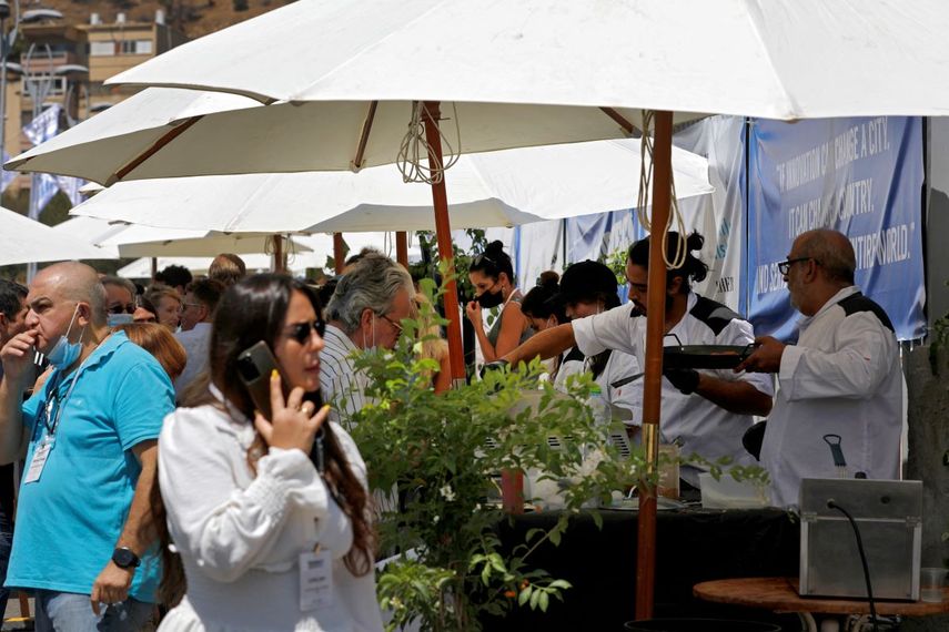 Los asistentes prueban comida en el evento de tecnología alimentaria de la calle Margalit Startup City Galil en la ciudad de Kiryat Shmona, en el norte de Israel, el 2 de septiembre de 2021.