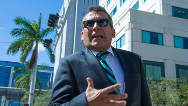 El abogado Sidney Sittón, del equipo de defensa del expresidente panameño Ricardo&nbsp;Martinelli, habla con la prensa a su salida del edificio federal de justicia James Lawrence King, en Miami.&nbsp;