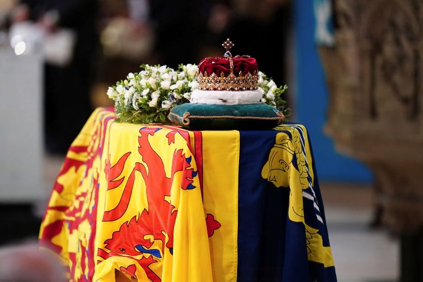 La Corona de Escocia sobre el ataúd de la reina Isabel II durante una misa conmemorativa en la Catedral de San Giles en Edimburgo, el lunes 12 de septiembre de 2022.&nbsp;