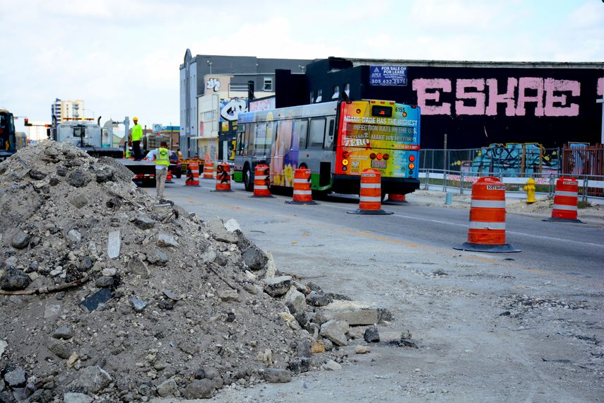 Los escombros y los huecos abundan por doquier, mientras el tráfico de vehículos es limitado a una senda.