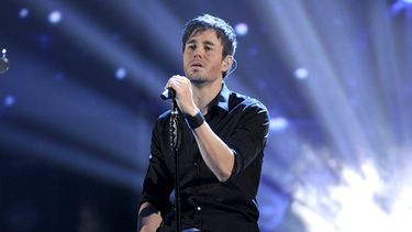 El popular intérprete desbanca con “Bailando” a “La tortura” de hace nuevo años de Shakira y Sanz 