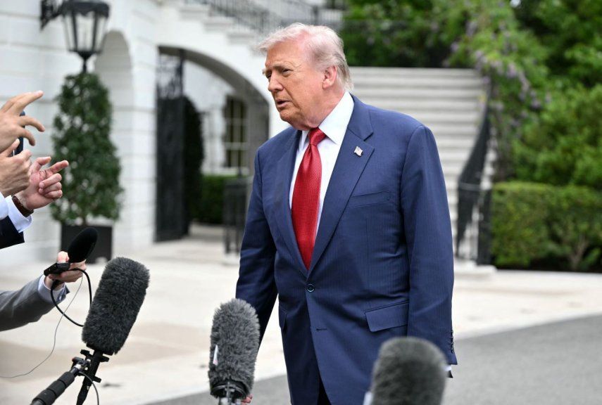 El presidente Donald Trump ofrece declaraciones a la prensa en la Casa Blanca.
