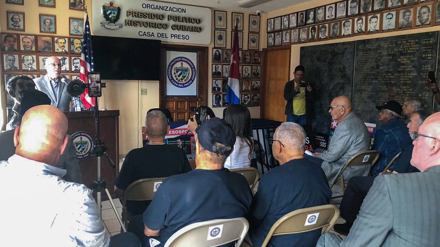 Acto en la Casa del Preso en Miami, en el que se presentó la carta enviada por presos y expresos políticos cubanos a la Unión Europea. En el podio, el expreso político de la isla Luis Zúñiga.