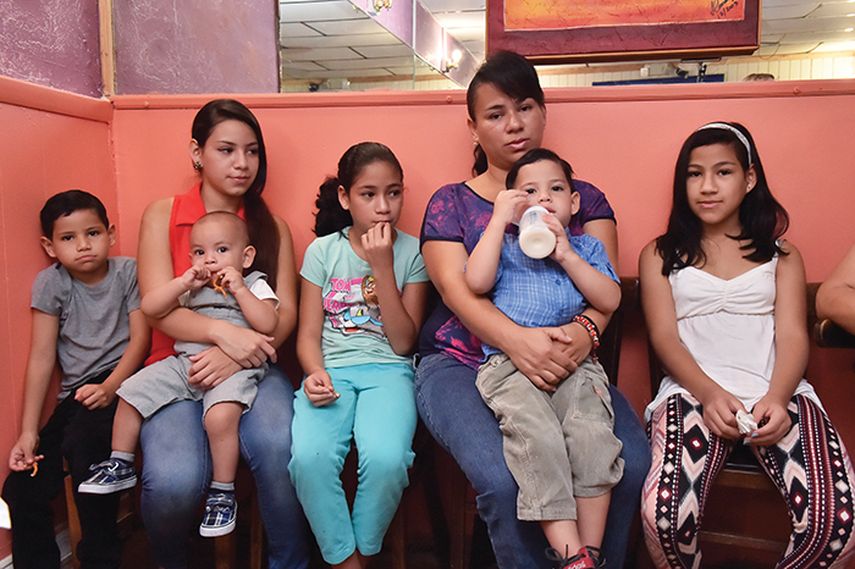 Lena Claudeth Alemán Molina vive en la incertidumbre, junto a sus seis hijos, en Miami, mientras espera la respuesta a la solicitud de asilo.(ÁLVARO MATA)