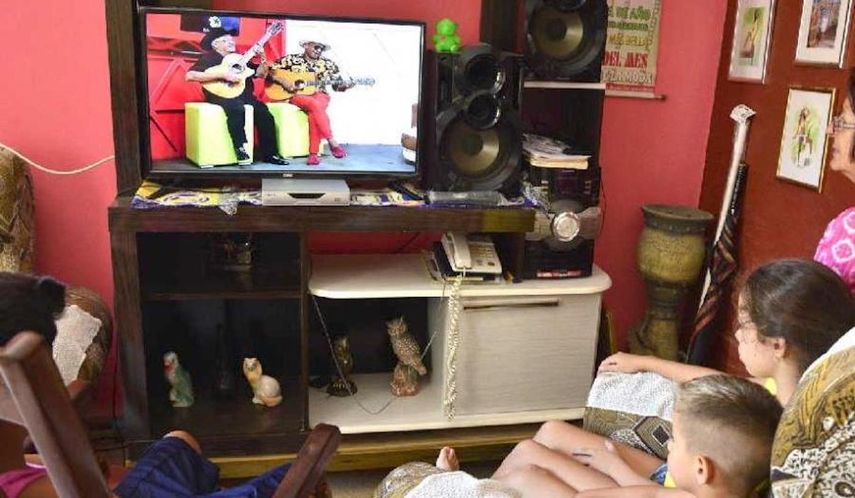 Dos niños miran la televisión en Cuba.&nbsp;
