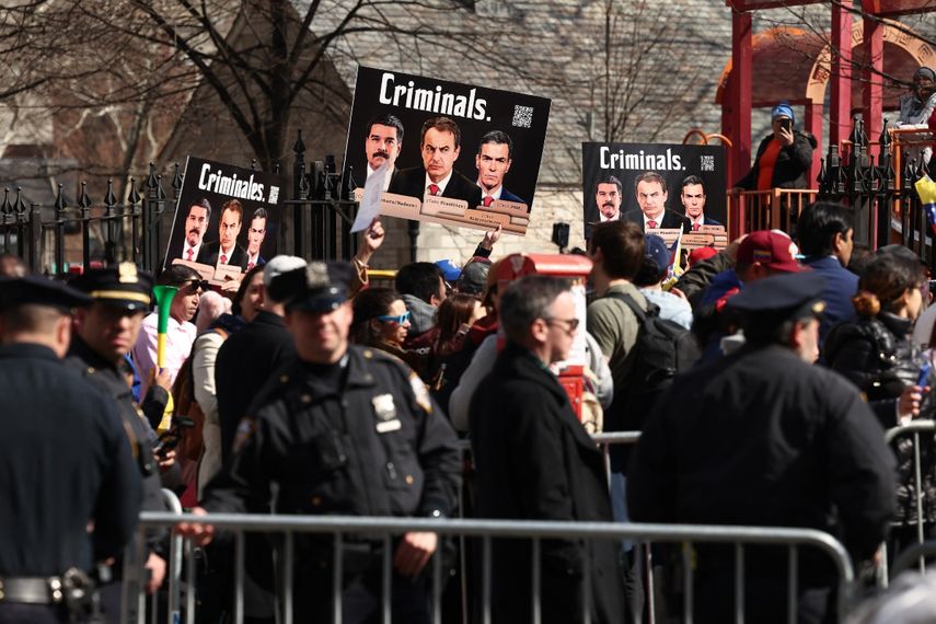 A la espera de la justicia de EEUU, manifestantes mostraron pancartas contra Maduro en las afueras del tribunal de Nueva York.&nbsp;