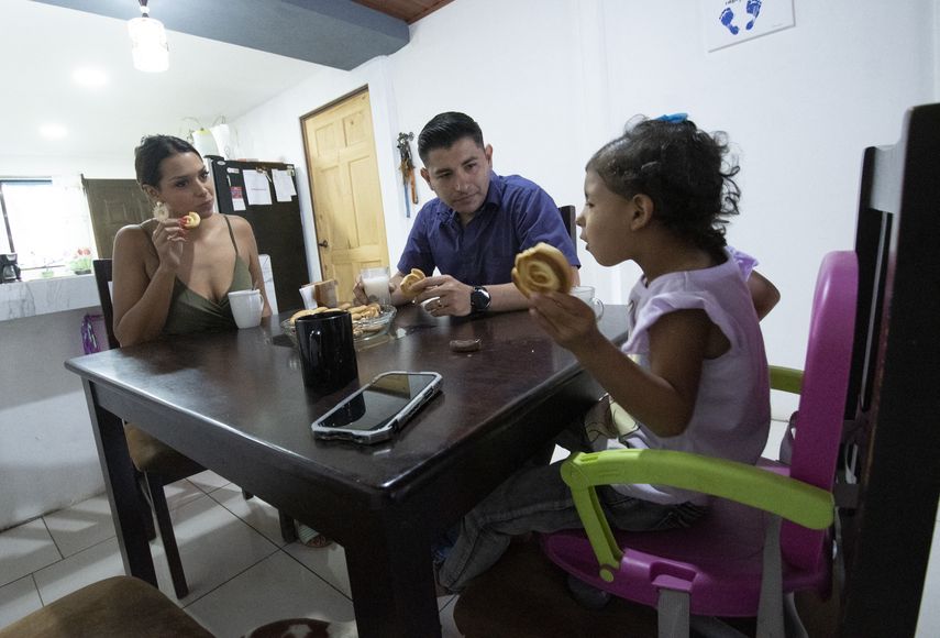 La concursante de Miss Costa Rica 2023 Yoselyn Porras, su esposo Alex Moreira y su hija Sarah Moreira conversan en su casa en Alajuela, Costa Rica, el 28 de julio de 2023.