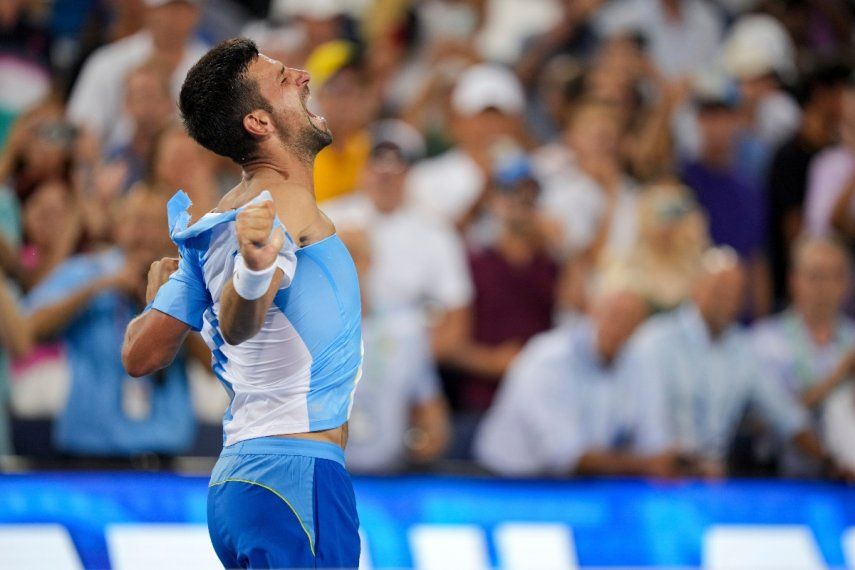 Novak Djokovic se desgarra la camiseta tras derrotar a Carlos Alcaraz en la final del Masters de Cincinnati, el domingo 20 de agosto de 2023, en Mason, Ohio. 
