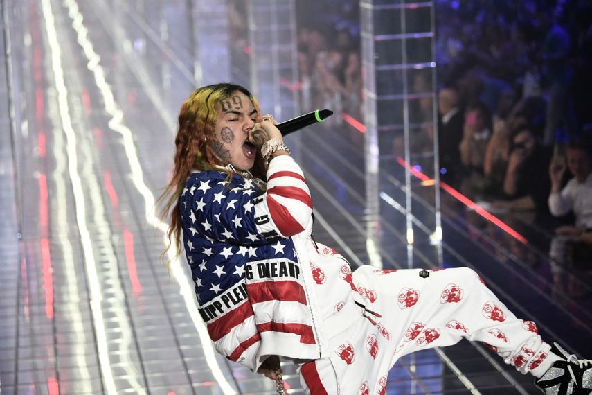 El cantante de rap estadounidense Tekashi 6ix9ine se presenta durante el desfile de Philipp Plein como parte de la semana de la moda femenina primavera/verano 2019 en Milán, el 21 de septiembre de 2018.