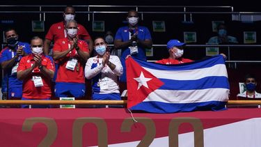 Miembros del equipo de Cuba vitorean desde las gradas durante la ronda preliminar de boxeo de 16 de los hombres de pluma (52-57 kg) entre el cubano Lázaro Álvarez y el jordano Zeyad Eishaih Hussein Eashash durante los Juegos Olímpicos de Tokio 2020